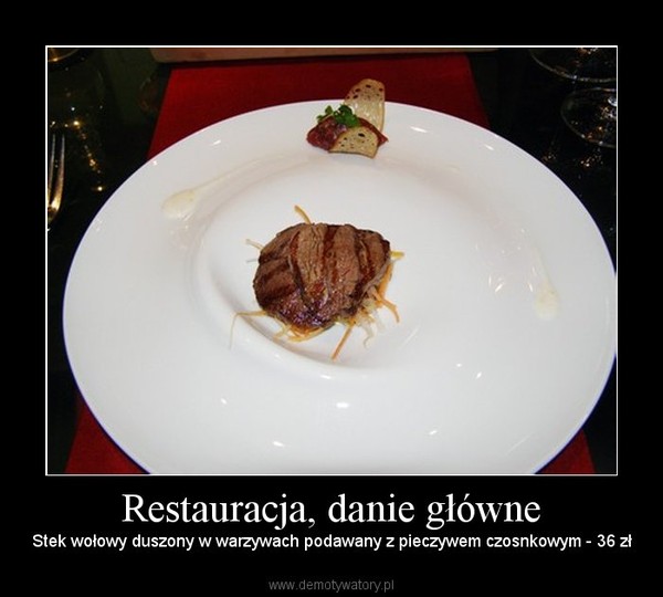 Restauracja, danie główne – Stek wołowy duszony w warzywach podawany z pieczywem czosnkowym - 36 zł 