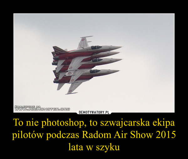 To nie photoshop, to szwajcarska ekipa pilotów podczas Radom Air Show 2015 lata w szyku –  