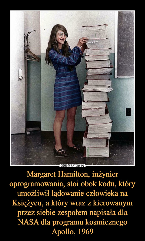 Margaret Hamilton, inżynier oprogramowania, stoi obok kodu, który umożliwił lądowanie człowieka na Księżycu, a który wraz z kierowanym przez siebie zespołem napisała dla NASA dla programu kosmicznego Apollo, 1969