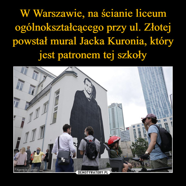 W Warszawie, na ścianie liceum ogólnokształcącego przy ul. Złotej powstał mural Jacka Kuronia, który jest patronem tej szkoły