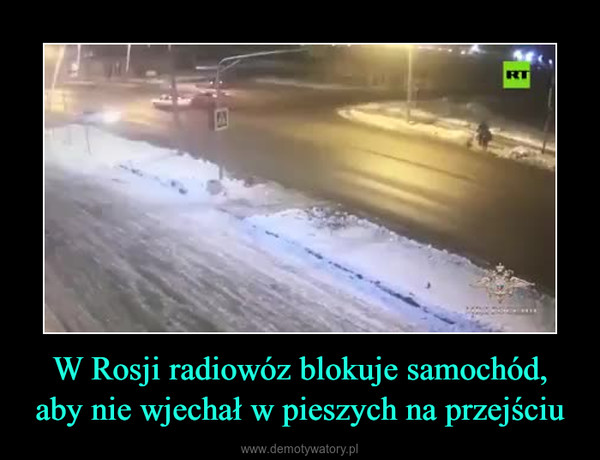 W Rosji radiowóz blokuje samochód, aby nie wjechał w pieszych na przejściu –  