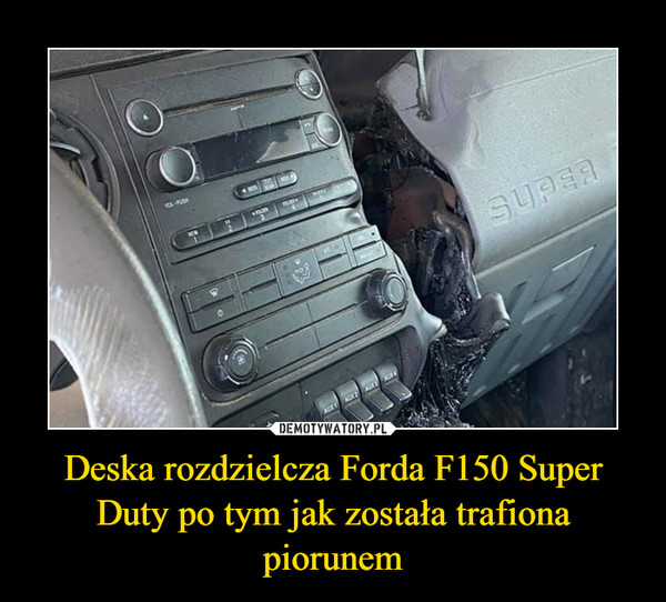 Deska rozdzielcza Forda F150 Super Duty po tym jak została trafiona piorunem