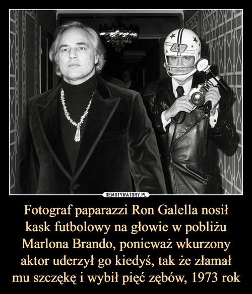 Fotograf paparazzi Ron Galella nosił kask futbolowy na głowie w pobliżu Marlona Brando, ponieważ wkurzony aktor uderzył go kiedyś, tak że złamał mu szczękę i wybił pięć zębów, 1973 rok