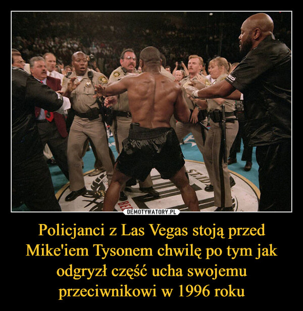Policjanci z Las Vegas stoją przed Mike'iem Tysonem chwilę po tym jak odgryzł część ucha swojemu przeciwnikowi w 1996 roku