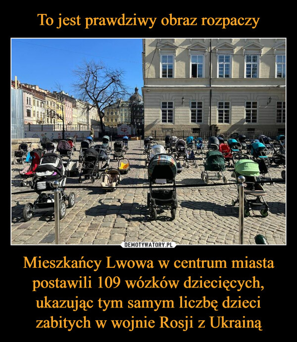 Mieszkańcy Lwowa w centrum miasta postawili 109 wózków dziecięcych, ukazując tym samym liczbę dzieci zabitych w wojnie Rosji z Ukrainą –  