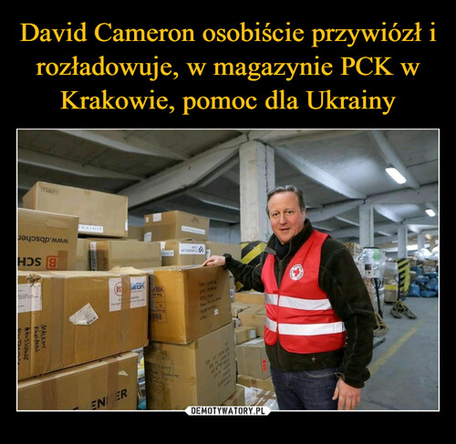David Cameron osobiście przywiózł i rozładowuje, w magazynie PCK w Krakowie, pomoc dla Ukrainy