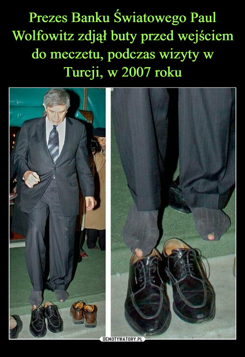 Prezes Banku Światowego Paul Wolfowitz zdjął buty przed wejściem do meczetu, podczas wizyty w Turcji, w 2007 roku