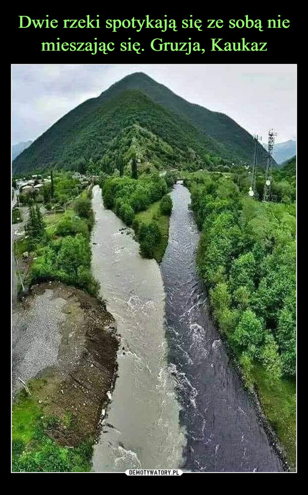 Dwie rzeki spotykają się ze sobą nie mieszając się. Gruzja, Kaukaz