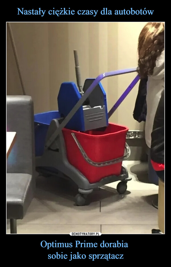 Nastały ciężkie czasy dla autobotów Optimus Prime dorabia 
sobie jako sprzątacz