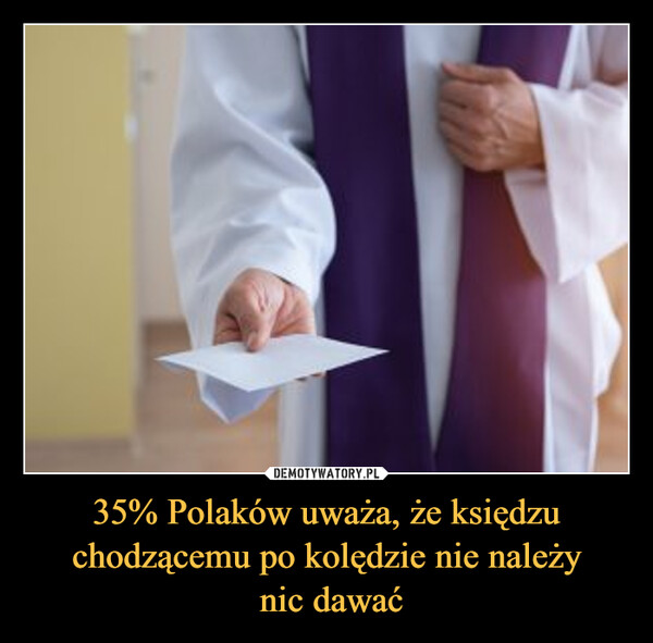 35% Polaków uważa, że księdzu chodzącemu po kolędzie nie należy nic dawać –  