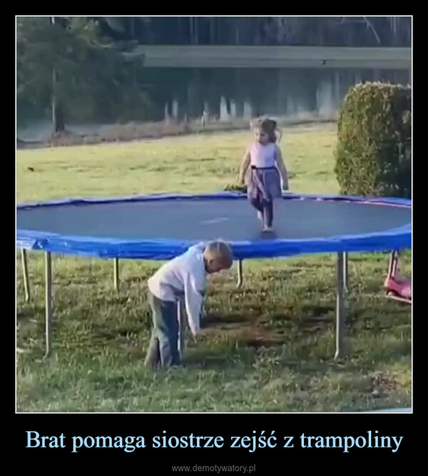 Brat pomaga siostrze zejść z trampoliny –  