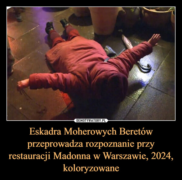 Eskadra Moherowych Beretów przeprowadza rozpoznanie przy restauracji Madonna w Warszawie, 2024, koloryzowane –  